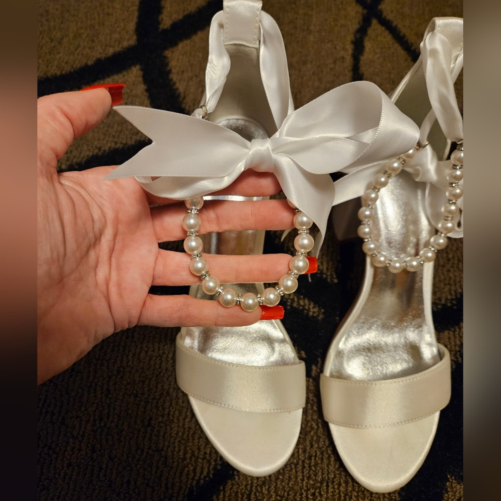 White satin shoes - Picture 3 of 6